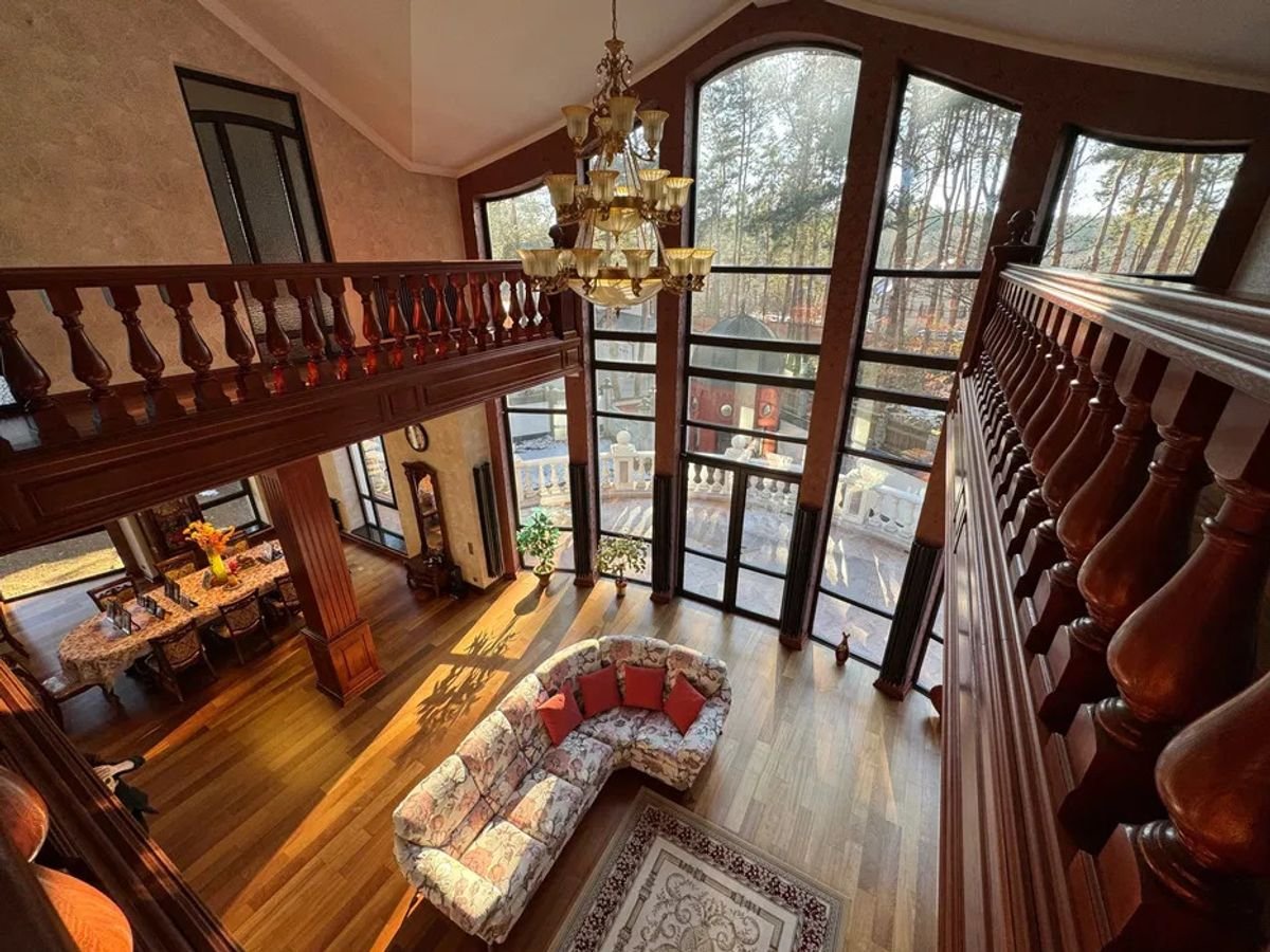 Інтер’єр будинку, власником якого став Іван Пендлишак (фото з оголошень про продаж)