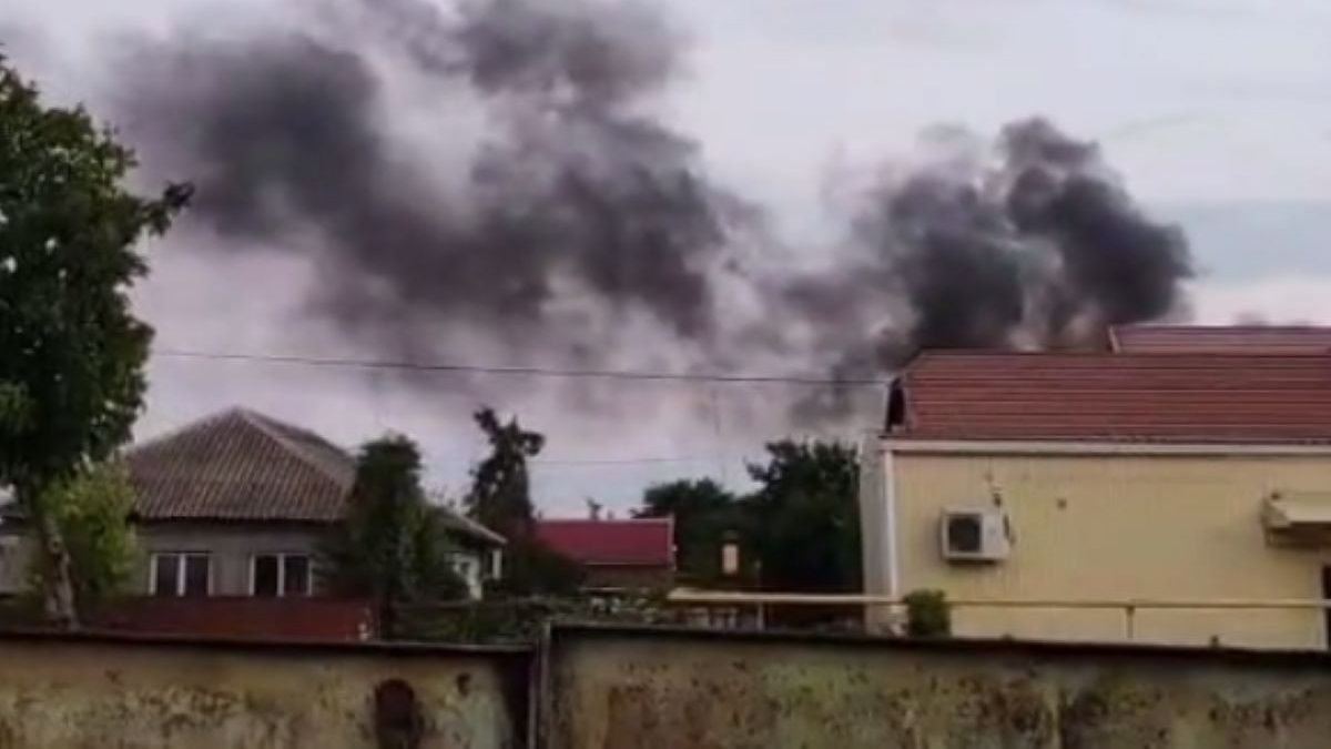 У Краснодарському краї спалахнули НПЗ та військова частина після атаки дронів