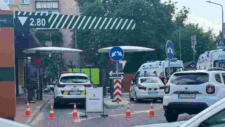 У центрі Черкас чоловік влаштував стрілянину в McDonald’s і поранив себе