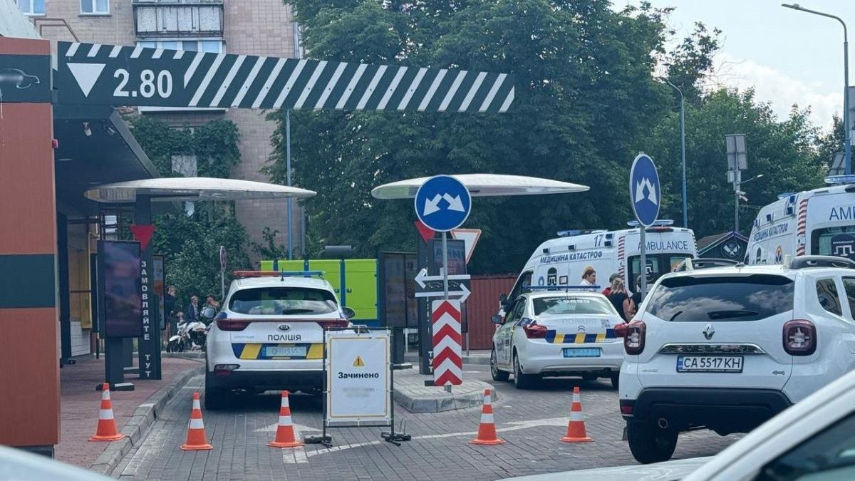 У центрі Черкас чоловік влаштував стрілянину в McDonald’s і поранив себе