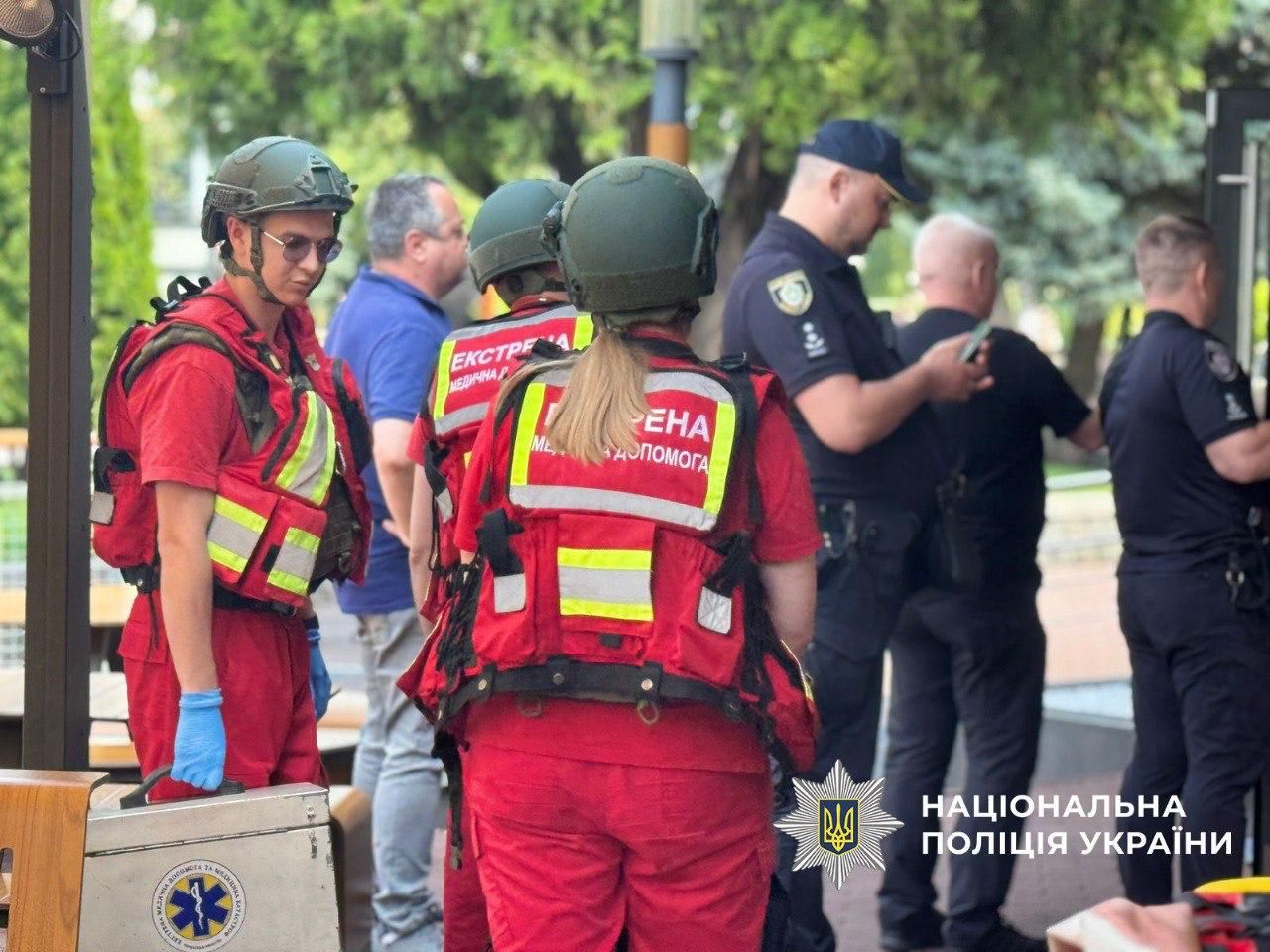Медики на місці стрілянини у Черкасах