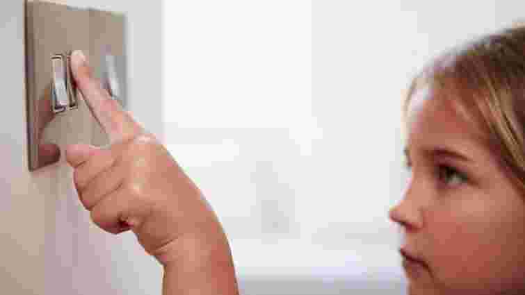 Світло включають чи вмикають: як правильно говорити та писати