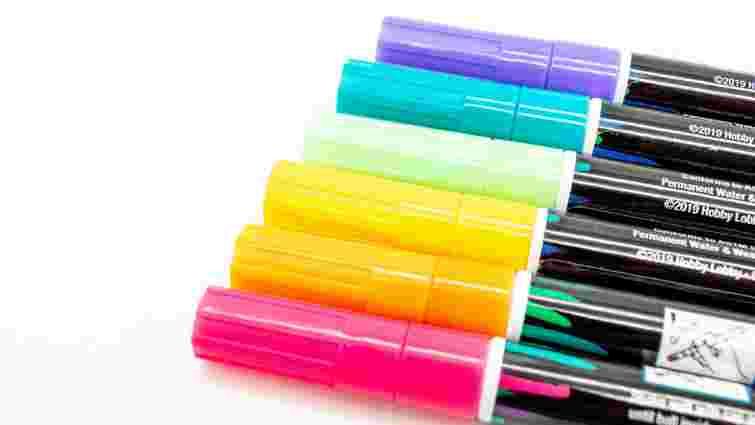 Лише перевірені методи: як врятувати меблі та стіни від маркерних плям