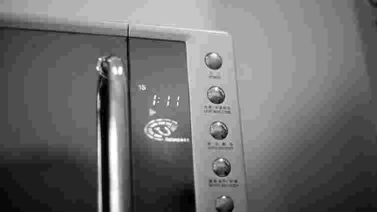 Прибрати неприємний запах в мікрохвильовці можна дуже просто: 4 засоби з кухні