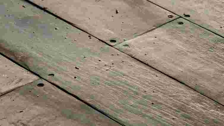 Дійте негайно, щоб врятувати хоч щось: що робити, коли ламінат здувся від води