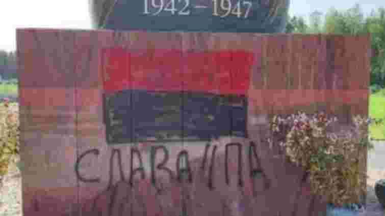 У Польщі вандали розмалювали пам’ятник жертвам Волинської трагедії
