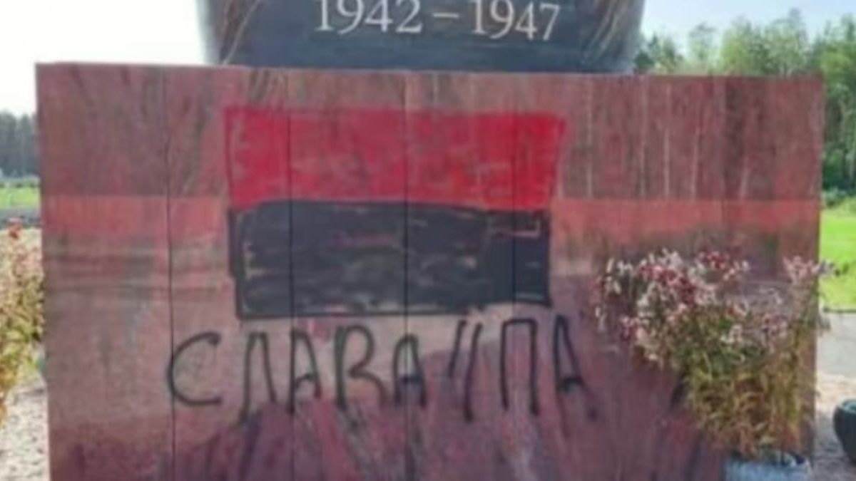У Польщі вандали розмалювали пам’ятник жертвам Волинської трагедії
