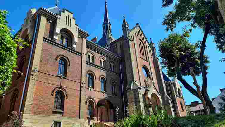 У львівській церкві Івана Золотоустого реставрують сецесійні розписи ангелів