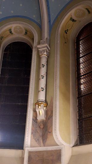 Стіни храму перебілені і частково розписані в новітні часи (фото ZAXID.NET)