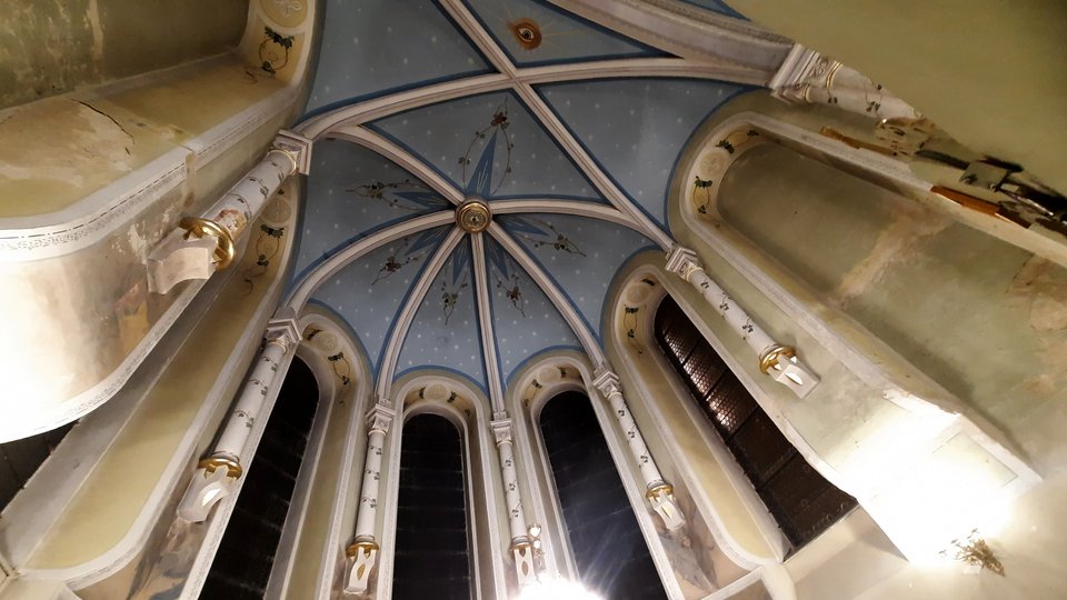 Неоготичне склепіння вівтарнї частини (фото ZAXID.NET)