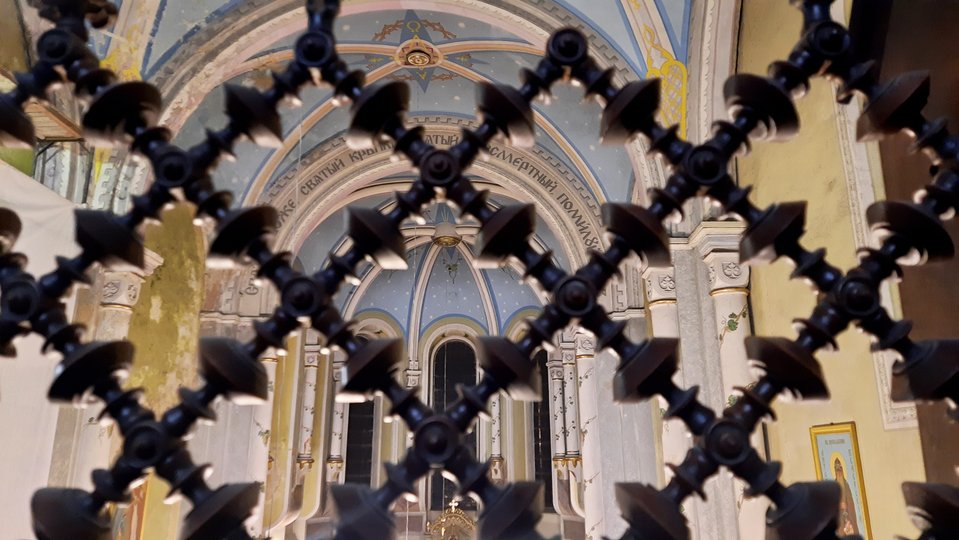 Решітка на хорах храму (фото ZAXID.NET)