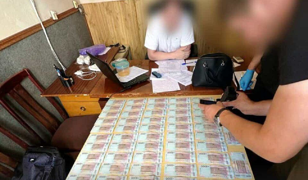 На хабарі 80 тис. грн у Львові затримали директора та інженера оборонного підприємства