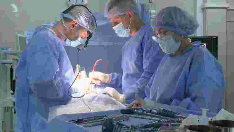 Рівненські лікарі успішно прооперували чоловіка зі складним переломом хребта Рівненські лікарі успішно прооперували чоловіка зі складним переломом хребта