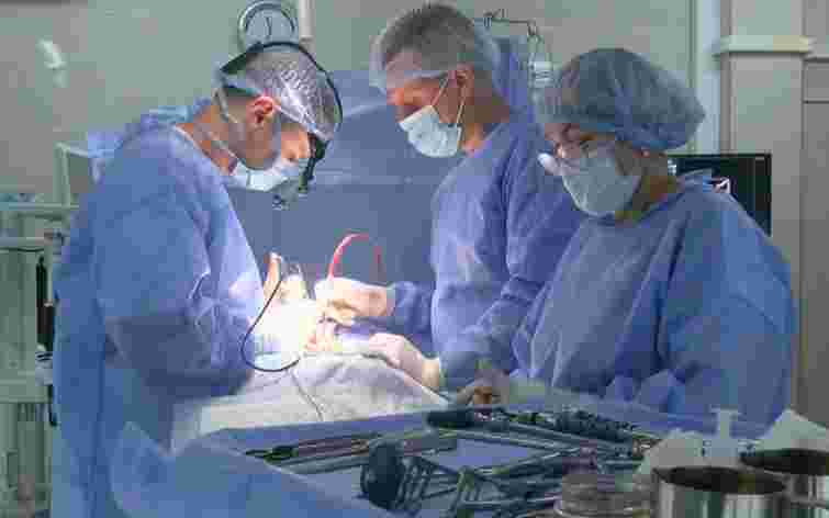 Рівненські лікарі успішно прооперували чоловіка зі складним переломом хребта