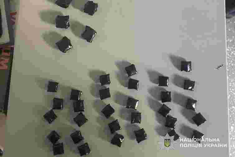 У Тернополі двох підлітків затримали із 55 закладками різних наркотиків