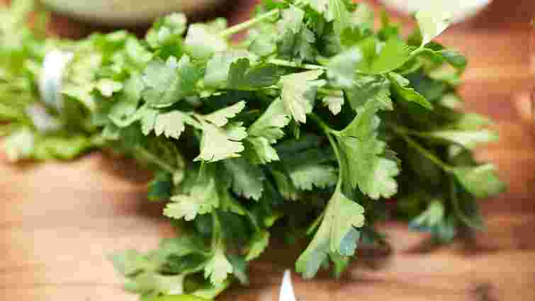 Збережете смак та користь: як правильно заморозити зелень на зиму 