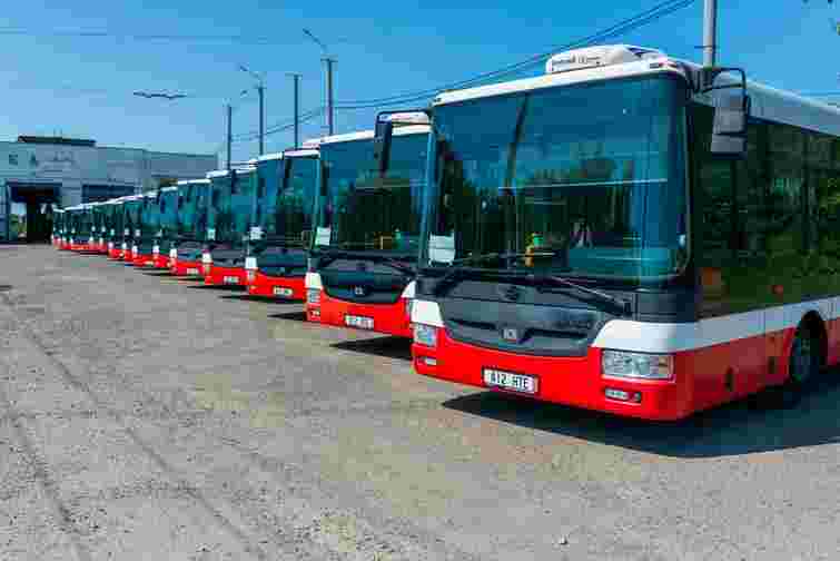 Чернівці отримали 15 низькопідлогових автобусів з Праги