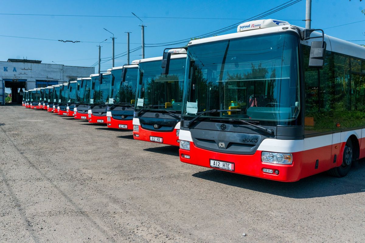Чернівці отримали 15 низькопідлогових автобусів з Праги