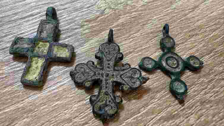 У львівський музей передали конфісковані в чорних копачів 1000-літні хрестики