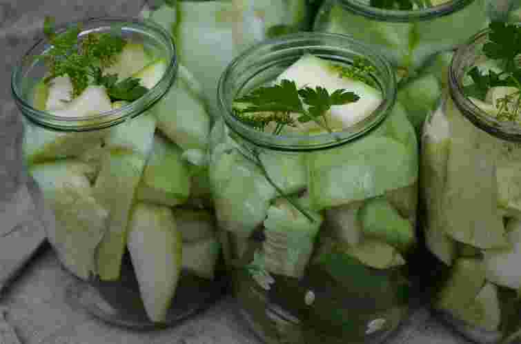 Хрусткі мариновані кабачки на зиму. Рецепт дня