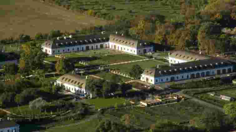 У маєтку родини Віктора Орбана зафільмували пальмові сади та зебр