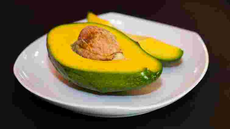 Збережіть свіжість надовго: чим змастити половинку авокадо, щоб воно не потемніла 
