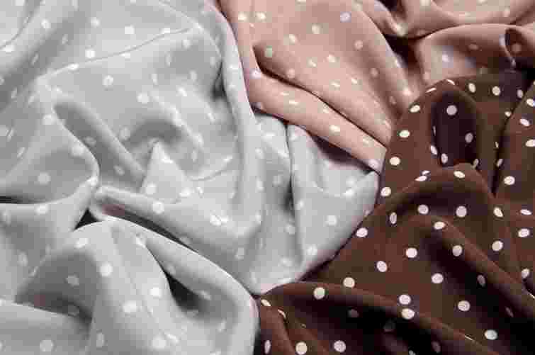 Можете легко все зіпсувати: як правильно сушити та прасувати шовк 