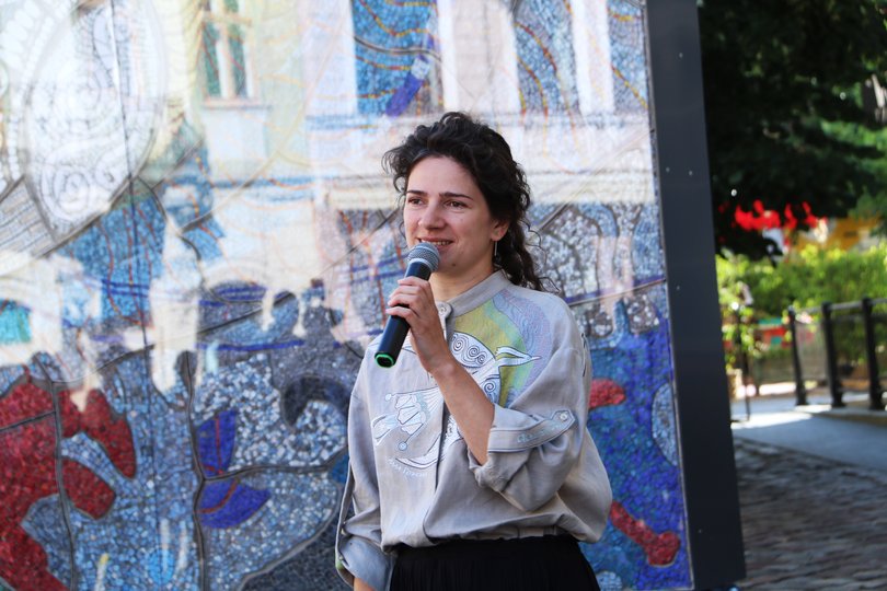 Олена Зарецька під час відкриття панно у Львові 13 серпня 2025 року. Фото ZAXID.NET