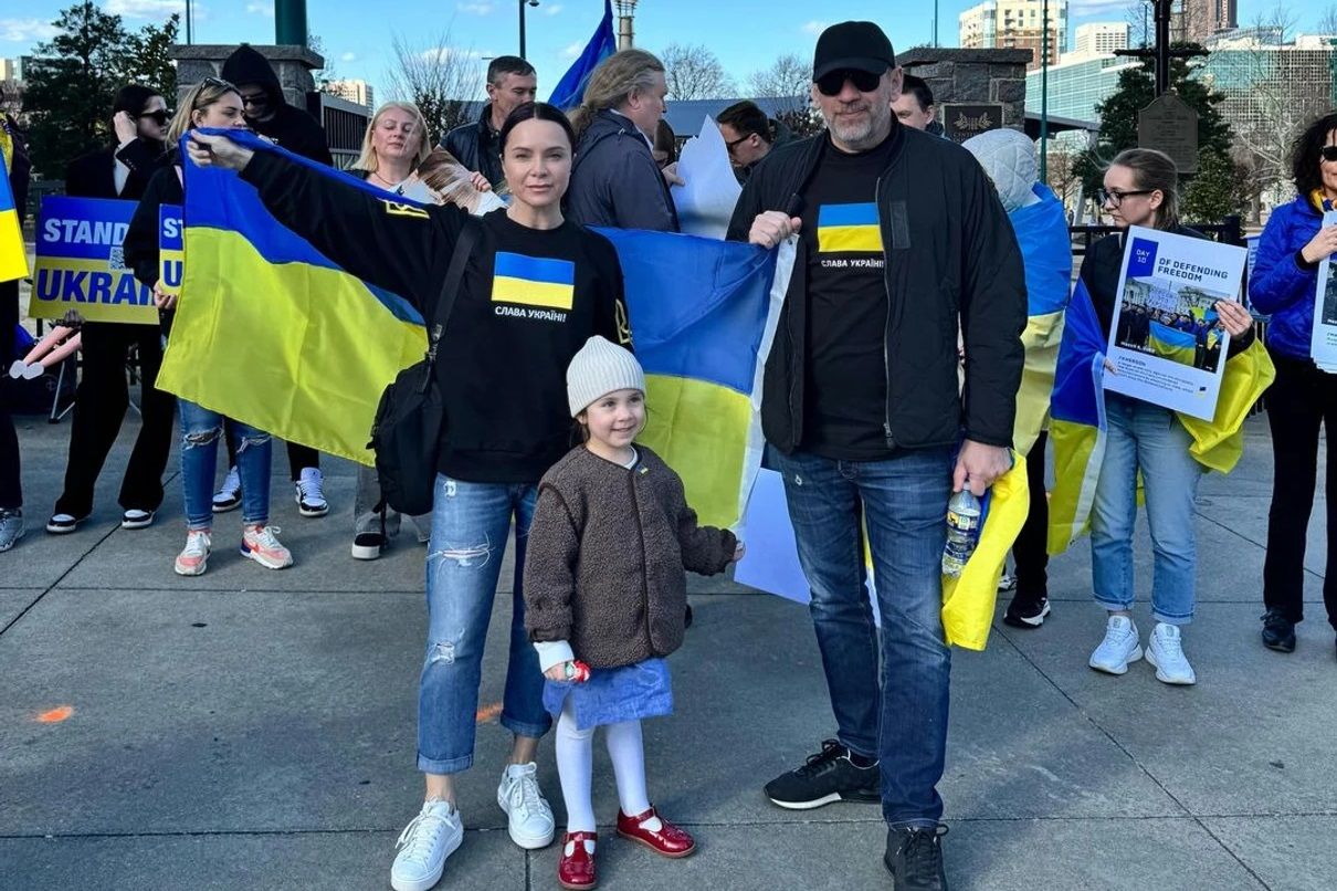 Подкопаєва з родиною на мітингу в підтримку України