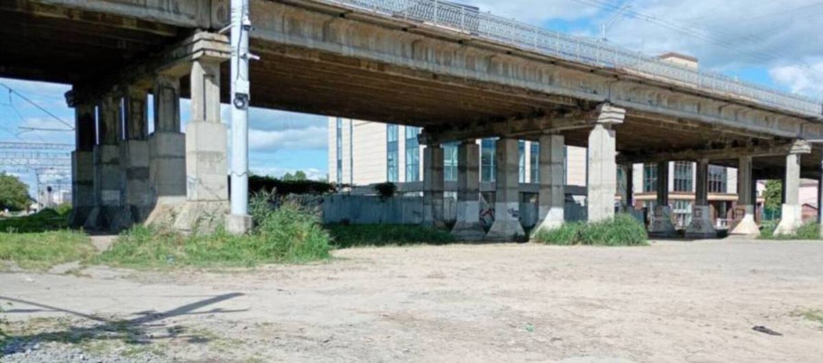 Під мостом у центрі Рівного з’явиться платний паркувальний майданчик