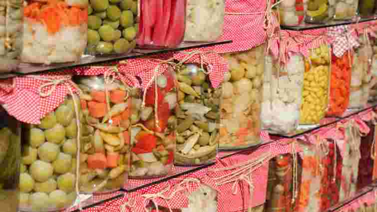 Не всі банки з консервацією можна перевертати: запамʼятайте, які саме