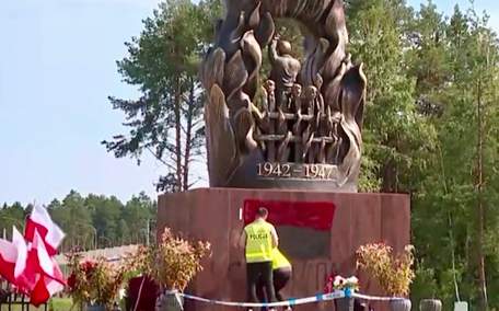 За наругу над пам'ятником Волинській трагедії у Польщі затримали підлітків з України
