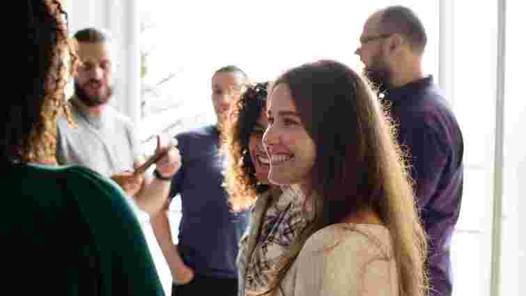 А давайте без «давайте»: чому не варто казати «давайте робити» і як замінити цю фразу