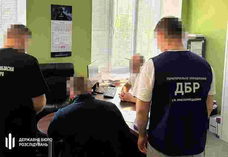 На Хмельниччині поліцейського підозрюють у побитті затриманого в кайданках