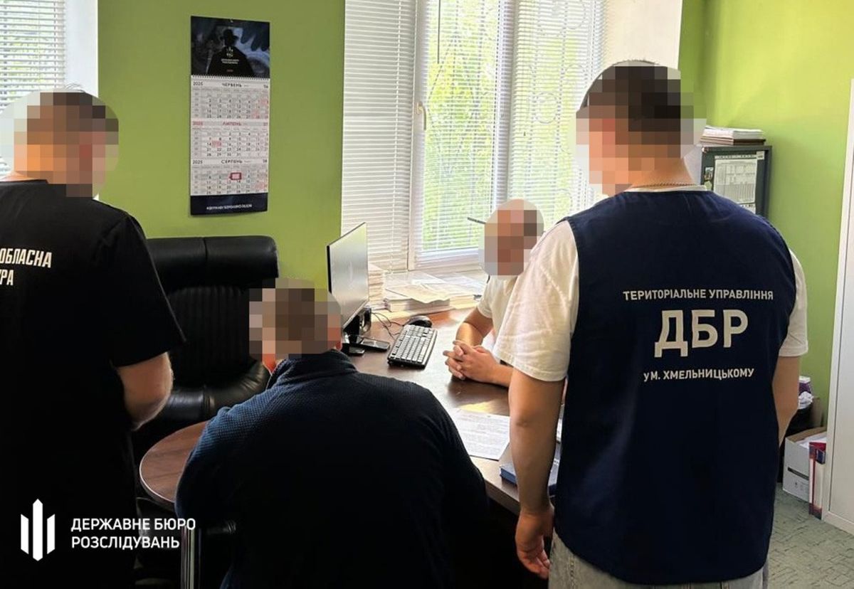 На Хмельниччині поліцейського підозрюють у побитті затриманого в кайданках