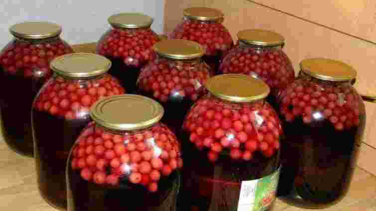 Небезпечний результат: чому в закрутках з компотом з'являється піна та як це виправити