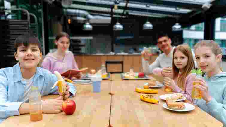 Уряд виділив гроші на безкоштовне харчування учнів початкових класів