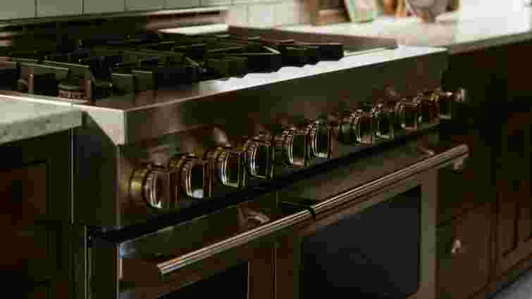 Ці прості розчини точно все відмиють: як відчистити ручки плити від старого жиру