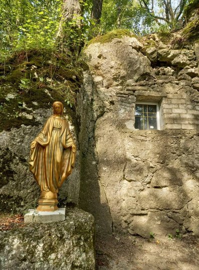 У Печері відлюдника з ініціативи місцевих мешканців поставили пластикове вікно (фото «України Інкогніти»)