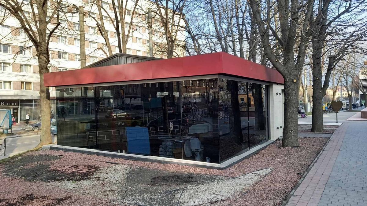Суд зобовʼязав власника знести незаконний МАФ навпроти готелю «Львів» 