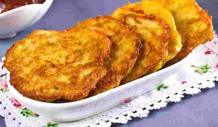 Соковиті курячі оладки з сиром. Рецепт дня