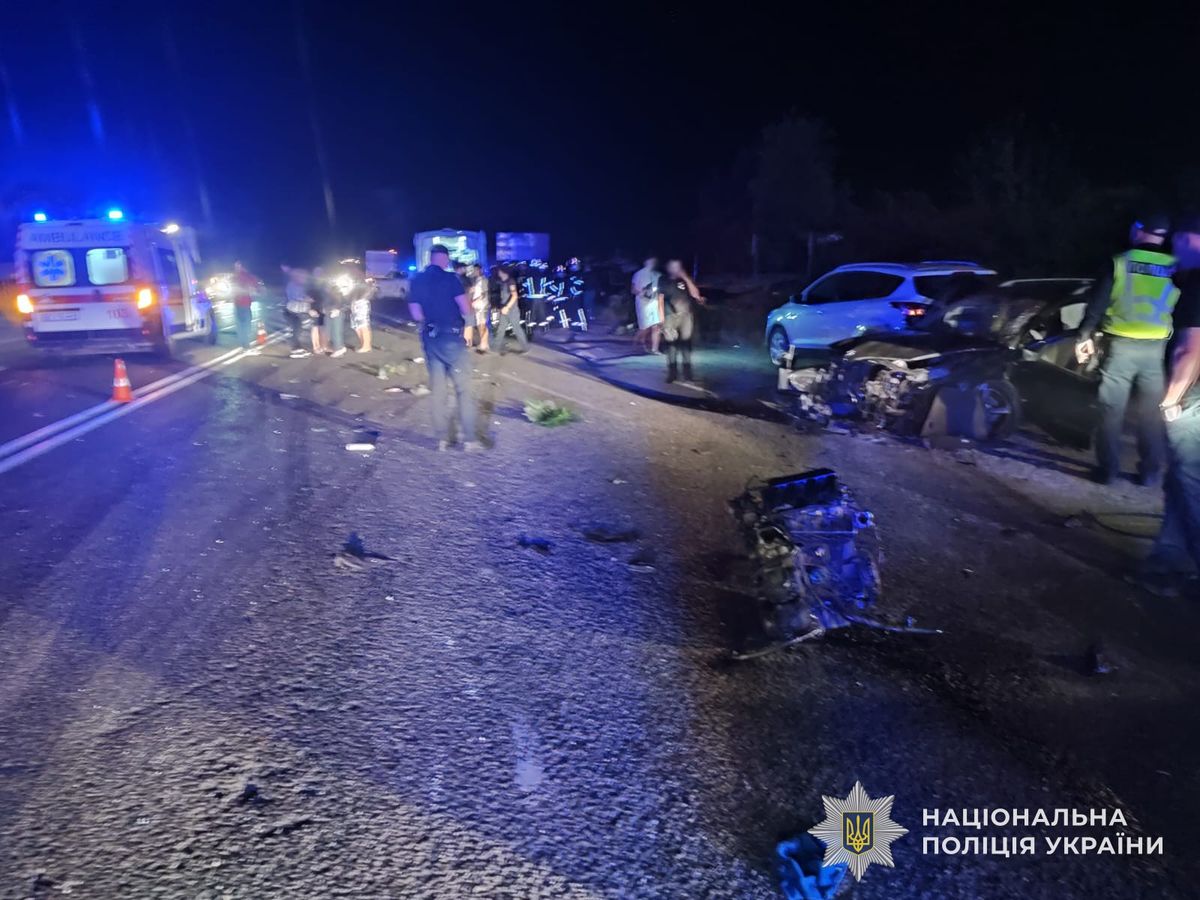 У нічній потрійній ДТП в Лисиничах травмувались пʼятеро людей