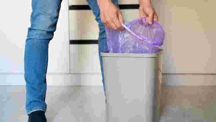 Усе, що вам треба, вже є у вас на кухні: як прибрати неприємний запах зі смітника