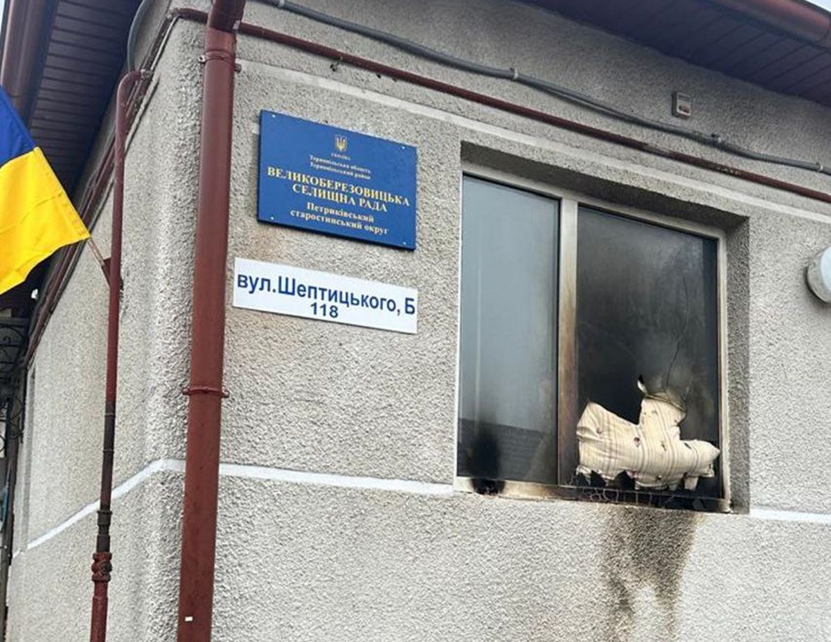 Двох паліїв з Тернополя засудили за підпал сільради на замовлення ФСБ 