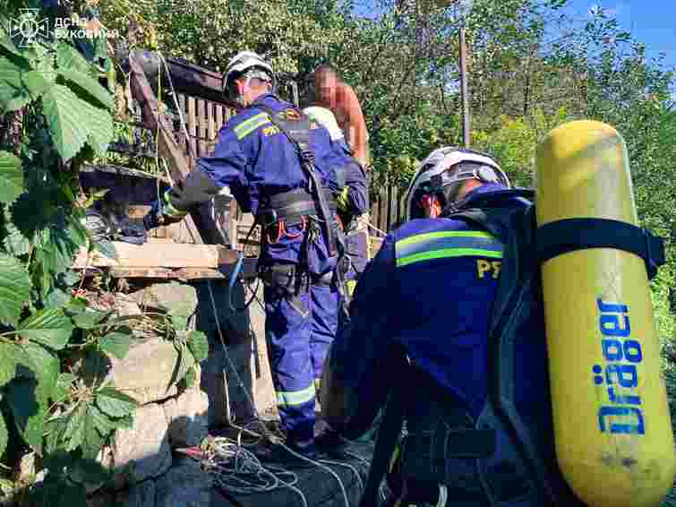 На Буковині троє чоловіків загинули на дні колодязя