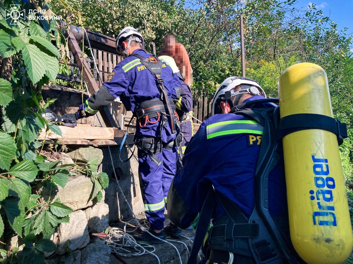 На Буковині троє чоловіків загинули на дні колодязя