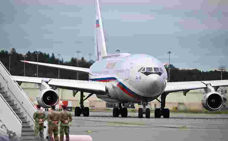 Через санкції росіяни на Алясці платили готівкою за пальне для своїх літаків