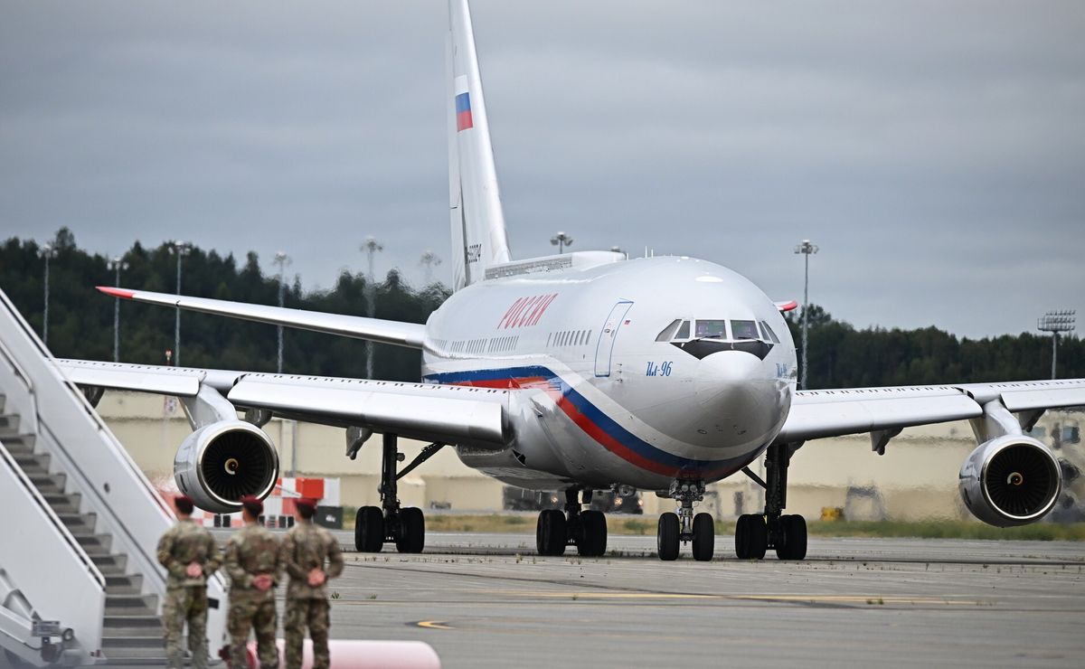 Через санкції росіяни на Алясці платили готівкою за пальне для своїх літаків