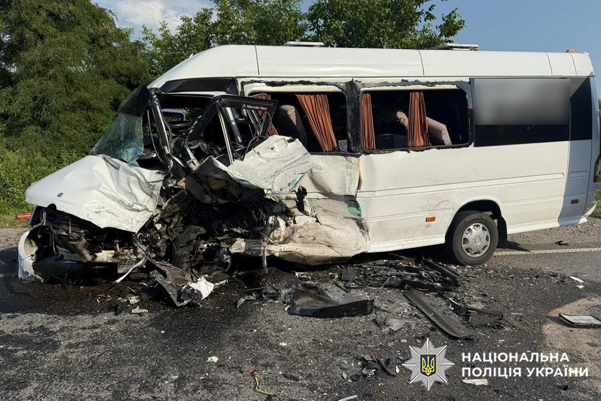 На Хмельниччині у ДТП за участі автобуса постраждали 16 людей