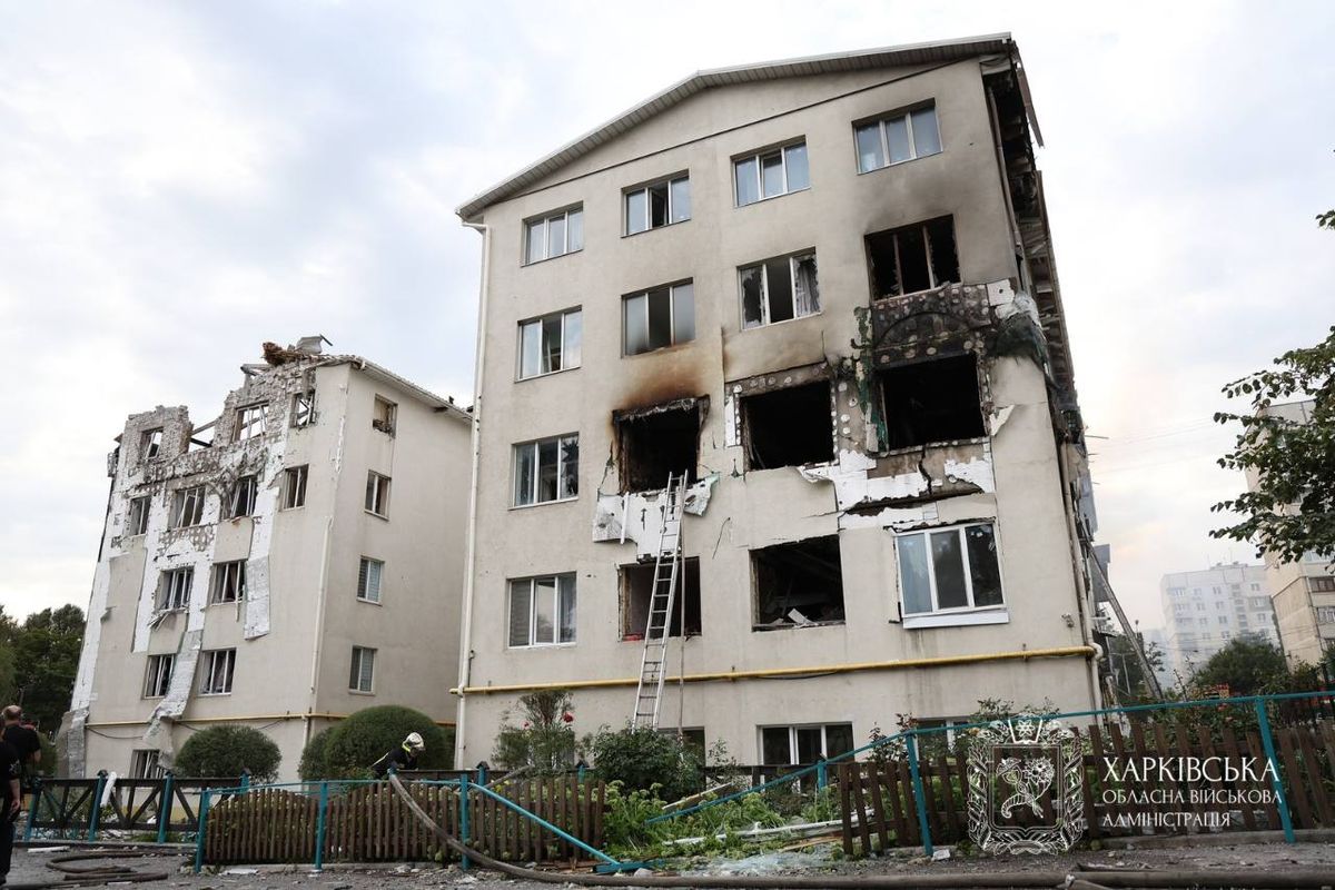 Російські дрони влучили у багатоповерхівку в Харкові, є загиблі та багато поранених